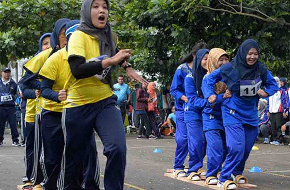 Olahraga Tradisional Bakiak | DosenPenjas.Com - Ciri-ciri Peraturan Permainan Olahraga Tradisional